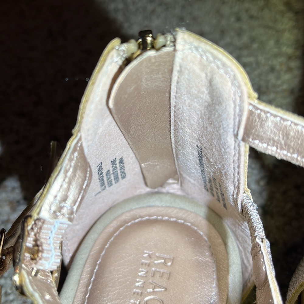 Reaction Kenneth Cole Sandals size 9 Strappy Gladiator Tan and Gold Tone - Picture 14 of 16
